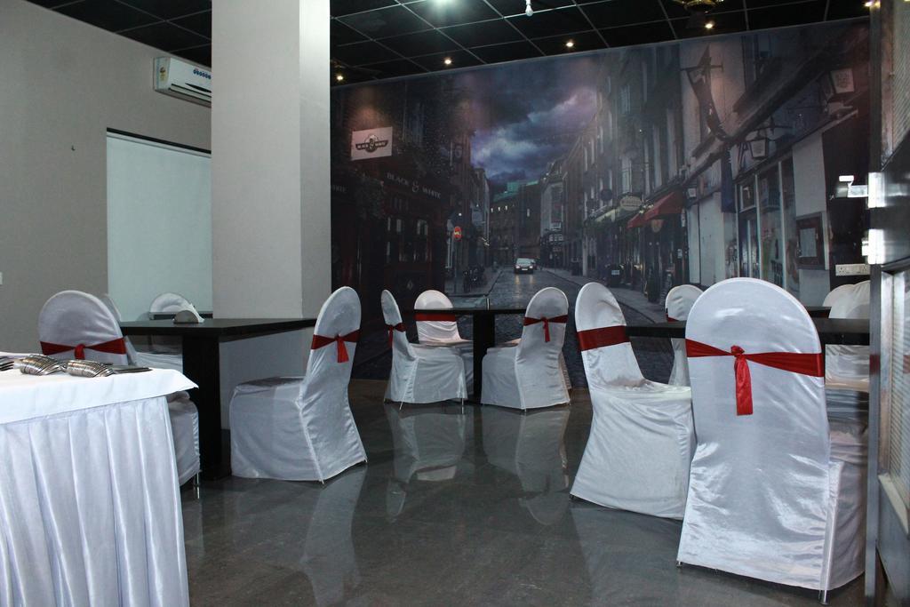 The Sky Court Hotel Aurangabad  Eksteriør billede